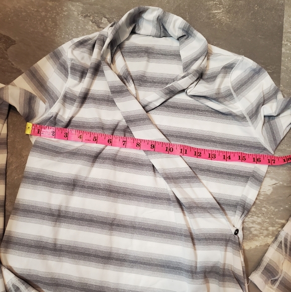 Lululemon Radiant long sleeve top. Striped grey and white. Size 6. Faux wrap. - Picture 5 of 10